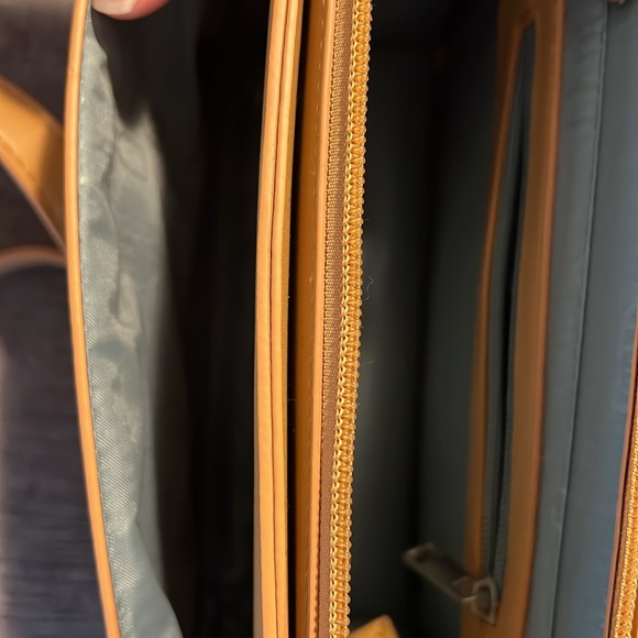 Crossbody - Picture 4 of 7